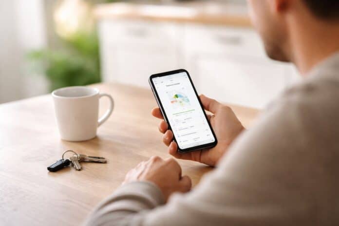 Ruhiger Check der Energieabrechnung am Küchentisch